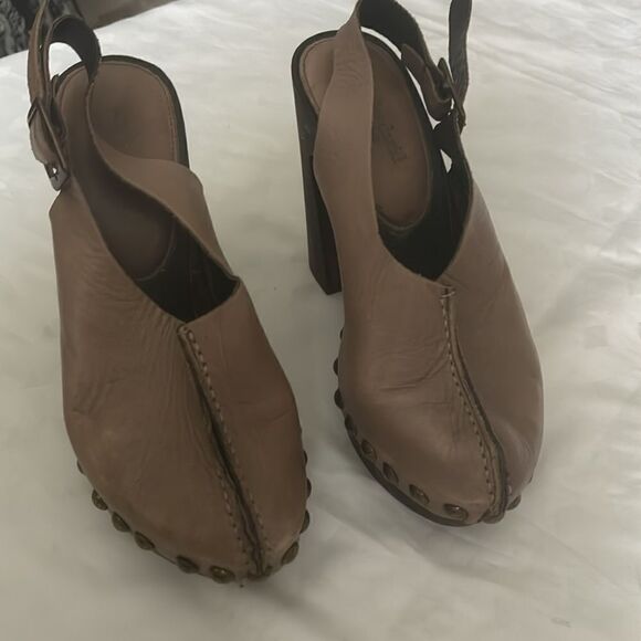 CHARLES DAVID "PICCHIO" TAUPE STUDDED SLINGBACK HEELS sz 6 - Picture 2 of 4